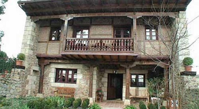 Casa de Güela, Забронировать Отель Отели Сантильяна-дель-Мар с бассейном, рядом с Музей инквизиции, Бассейн