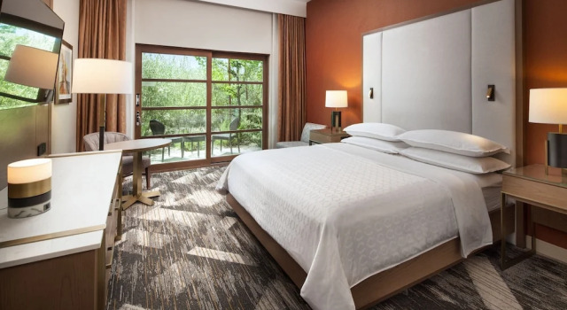 Двухместный номер Deluxe с балконом Sheraton Redding Hotel at the Sundial Bridge
