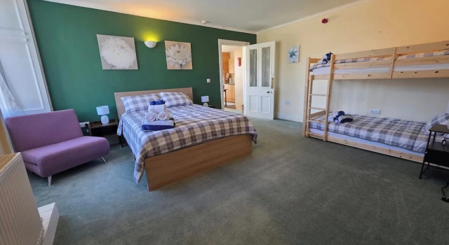 Apartment Sleeps 4 With Parking, Book Lejlighed  