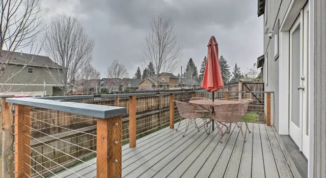 Коттедж Chic Bend Home w/ Deck < 3 Mi to Downtown!