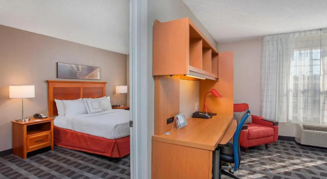 Двухместный люкс c 1 комнатой Courtyard by Marriott Knoxville Cedar Bluff