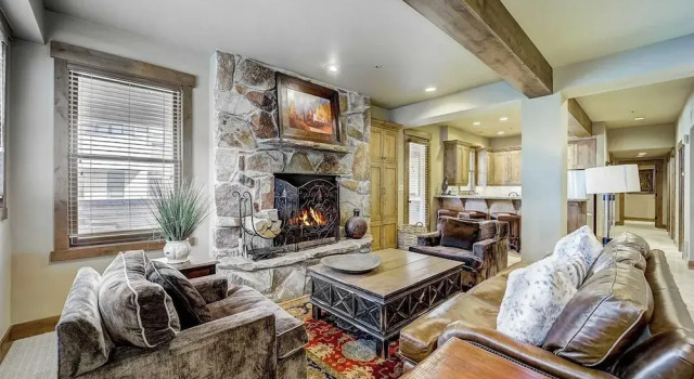 Коттедж 7 Condos, Ski-in/ski-out + Hot Tubs Sleeps 30 Mont Cervin by Avantstay