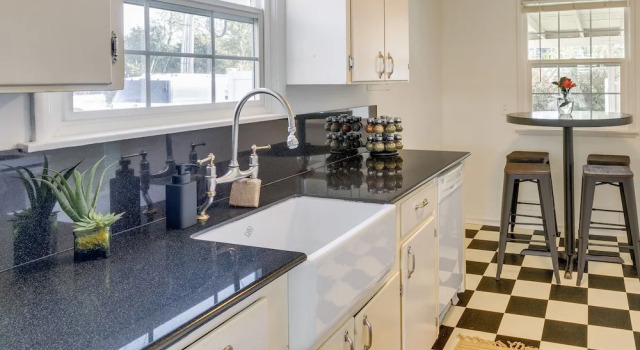 Коттедж с 2 комнатами Downtown Kirkland Rental: Steps to Lake Washington