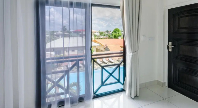 Suite con vista a la piscina Hotel Babylon