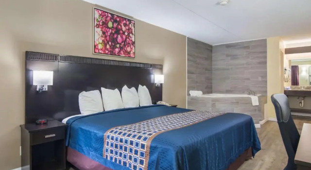 Люкс Rodeway Inn & Suites Monroeville-Pittsburgh