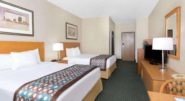 Четырёхместный номер Standard Baymont by Wyndham Waterloo