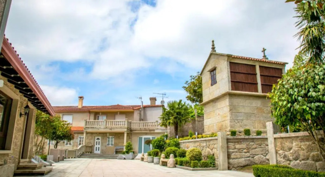 House with 4 bedrooms in Cuntis with wonderful mountain view private pool enclosed garden 18 km from the beach, Prenota Hotel  