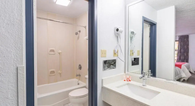 Номер Standard с видом на бассейн Motel 6 Baton Rouge East, LA I12
