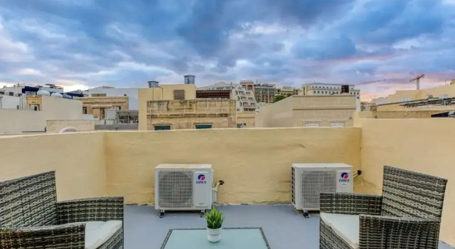 Lilly the Traditional Maltese Townhouse in Sliema, Забронировать Дом для отпуска Коттеджи Слима, рядом с Торговый центр The Point, Коттедж