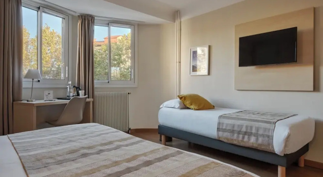 Трёхместный семейный номер Standard с балконом The Originals City, Hôtel Mondial, Perpignan