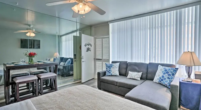 Virginia Beach Studio w/ Balcony + Pool View!, Забронировать Апартаменты/квартира Вирджиния-Бич Виргиния, рядом с Neptune's Park
