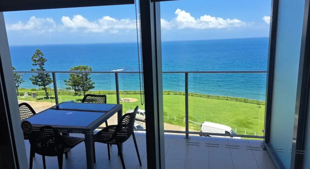 Апартаменты с 2 комнатами с балконом и с видом на воду Oshen Holiday Apartments Yeppoon