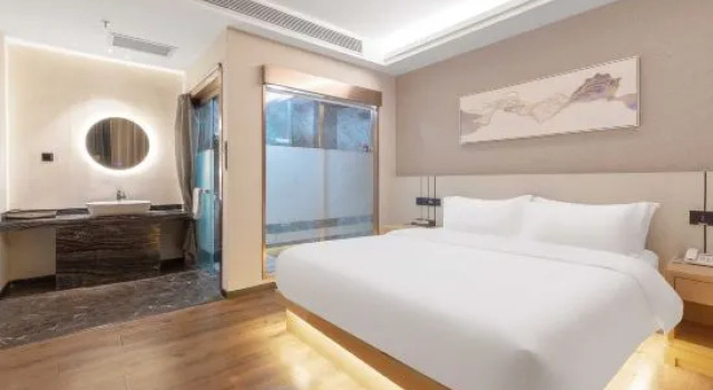 Люкс Deluxe Yuxi Lakeside Hotel