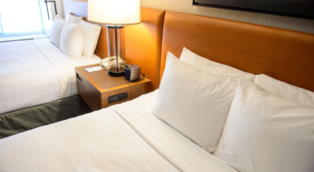 Четырёхместный номер Standard Crowne Plaza Dulles Airport by IHG