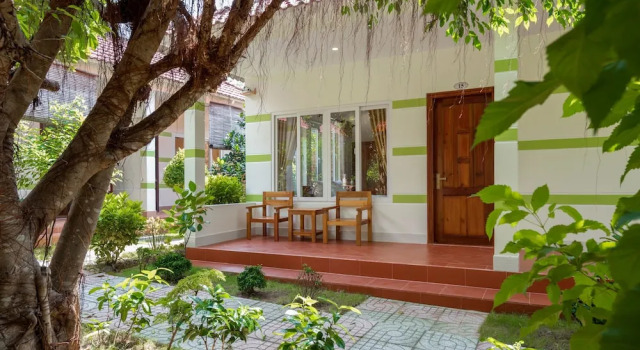 Четырёхместное бунгало с балконом и с видом на сад Trung Huynh Bungalow
