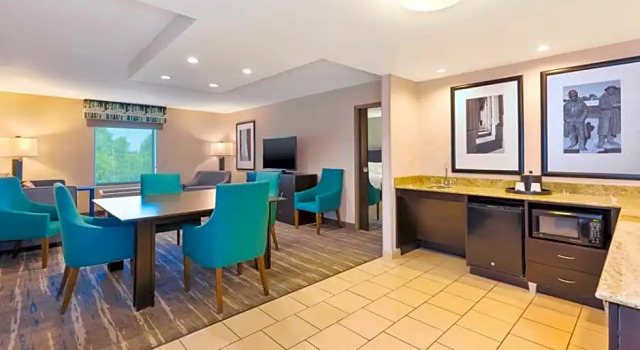 Двухместный люкс с 2 комнатами Hampton Inn and Suites Flint/Grand Blanc