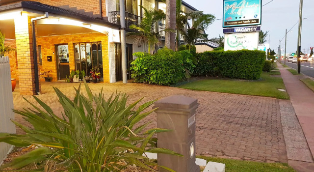 Кровать в общем номере Miners Lodge Motor Inn