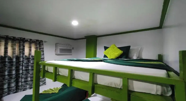 Семейный номер Standard с балконом MilVir Tourist Inn El Nido near Beach