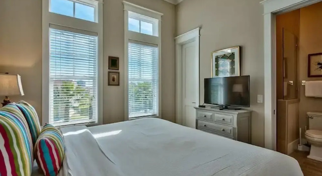Stranded on a Sandbar 8 Bedroom Holiday Home by Five Star Properties, Varaa Lomakoti Miramar Beach Emerald Coast