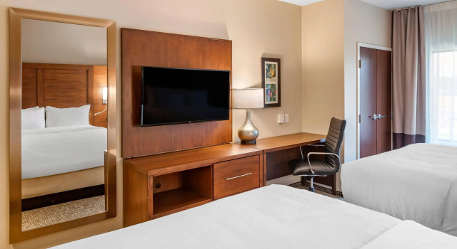 Четырёхместный номер Standard Comfort Inn & Suites Clarkston Pine Knob Area