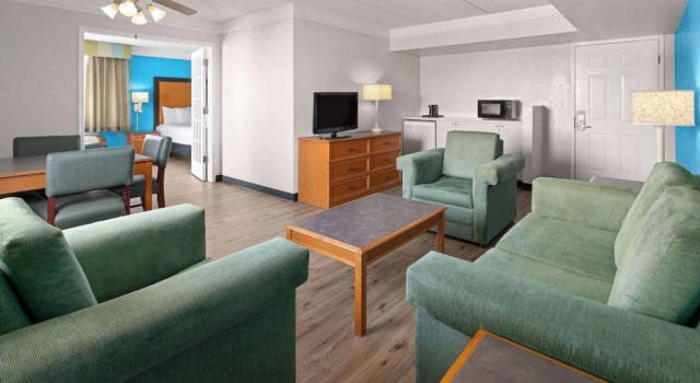 Люкс c 1 комнатой La Quinta Inn by Wyndham Pittsburgh Airport