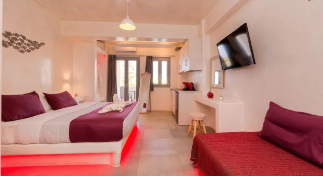 The Muses of Santorini Private Jacuzzi Suites, Забронировать Гостевой дом Гостевые дома Вотон, Гостевой дом