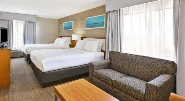 Четырёхместный номер Deluxe Holiday Inn & Suites Bolingbrook by IHG