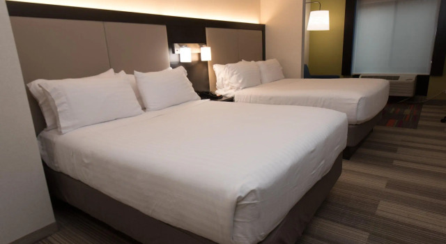 Четырёхместный люкс Holiday Inn Express Hotel & Suites Erie an IHG Hotel