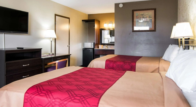 Четырёхместный номер Standard Econo Lodge Selma - Smithfield