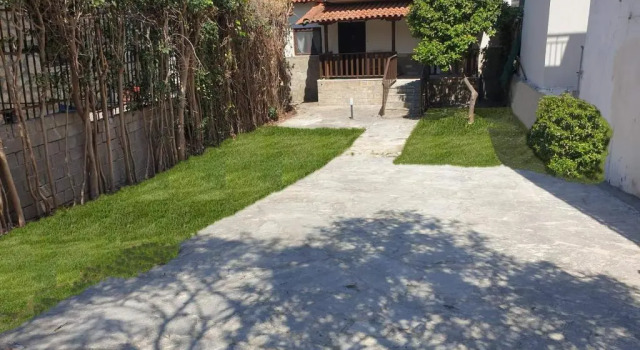 Family house with garden in the center of Polychrono