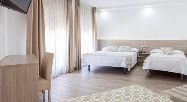 Четырёхместный номер Standard Hotel Olympia Ronda II