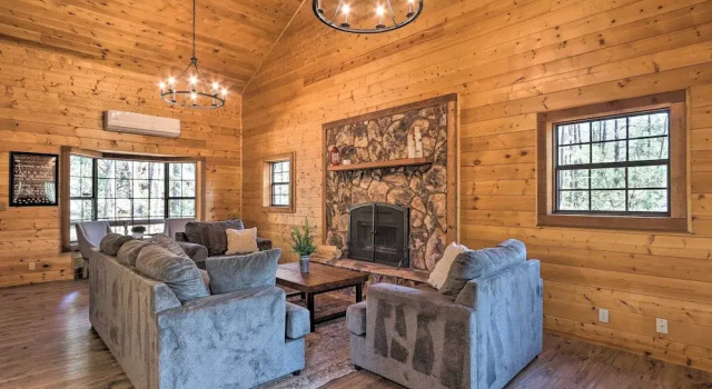 Deck, Games & Fire Pit: Modern Pine Cabin!, Book Hotel Hoteller i Pine med parkering, Parkering