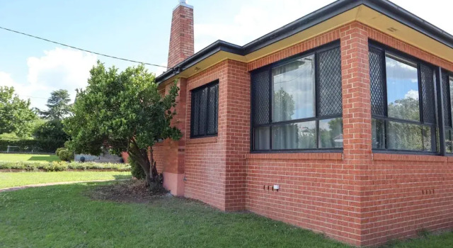 Spacious 3-bed Home in Central Tenterfield