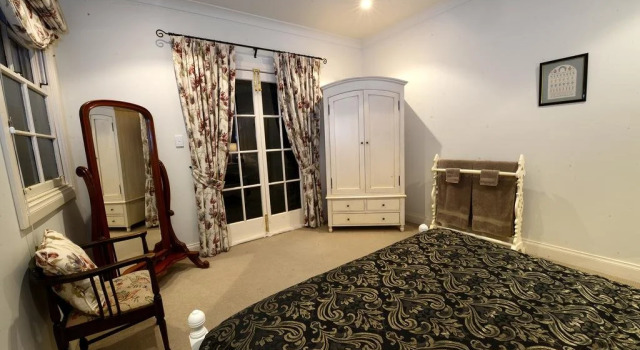 St Helens Country Cottages, Book Hotel Clare 