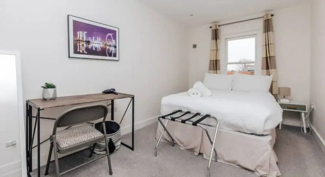 Central Modern Flat Sleeps 6 - Dedicated Parking - From 125 Per Night