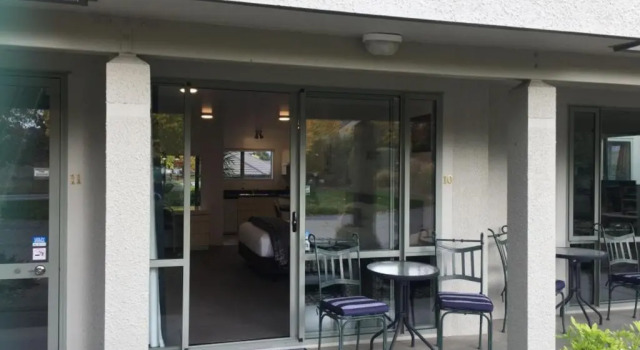 Номер Deluxe Colonial Manor Motel
