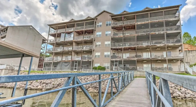 Lake & Poolside Fun! Water-view Camdenton Condo, Réserver Appartement Camdenton Lake of the Ozarks