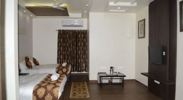 The Grand Rajwada, Varaa Hotelli Hotellit New Delhi uima-altaalla, Uima-allas