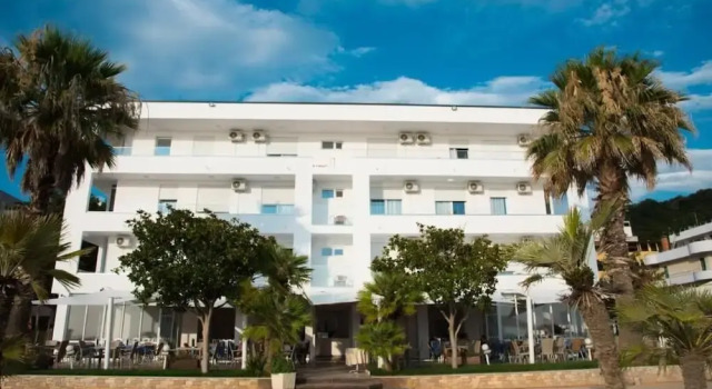 Hotel Besani, Rezerwuj Hotel Hotele w Durres County z parkingiem, Parking
