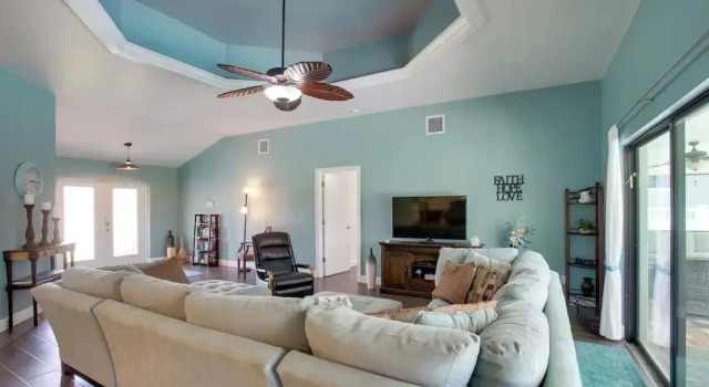 Family Retreat w/ Backyard Oasis in Cape Coral!, Varaa Lomakoti Huvilat kohteessa Florida, Villa