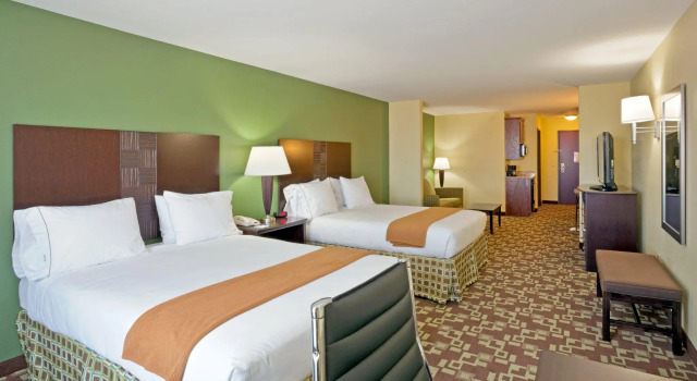 Четырёхместный номер Standard Holiday Inn Express Hotel & Suites Dumas by IHG