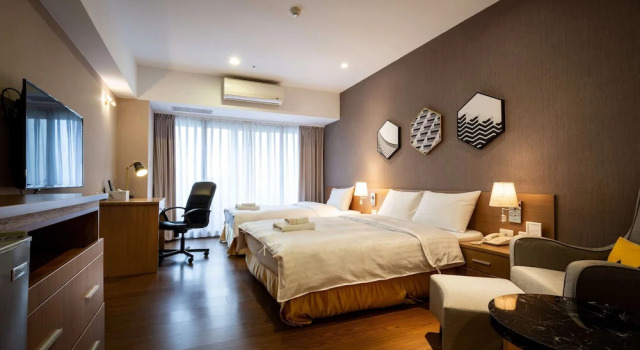 Трёхместный номер Standard с балконом и с видом на город Sky19 Hotel