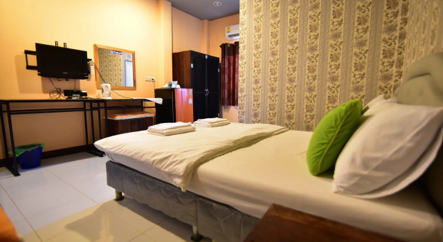Manussanan Guesthouse, Забронировать Отель Отели Накхонсавана с парковкой, Парковка