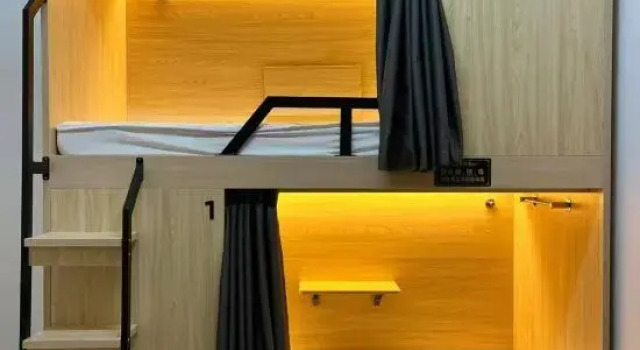 Кровать в общем номере (мужской номер) Yuju Hotel Apartment (Shanghai Pengpu New Village Subway Station)