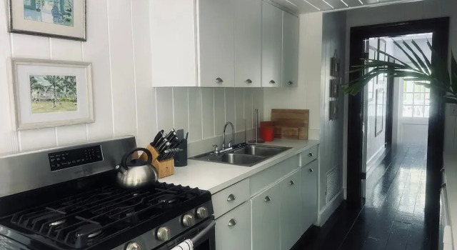 Коттедж с 4 комнатами Hibiscus Hill Guest House - Elegant Garden Oasis, Pink Sand Bch 4 Bedroom Home