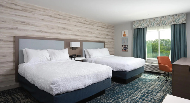 Четырёхместный номер Standard Hampton Inn & Suites Manistee Waterfront