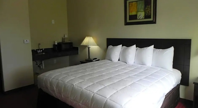 Двухместный люкс Yorktown Inn and Suites