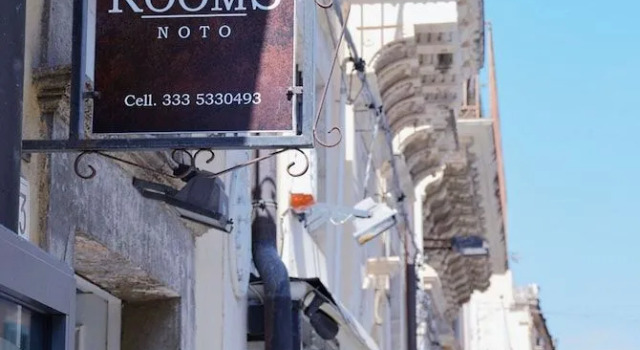 Lùrooms- Guesthouse in Noto, Забронировать Отель «постель и завтрак» Отели Долины Ното с парковкой, рядом с Города Валь-ди-Ното в стиле позднего барокко, Парковка