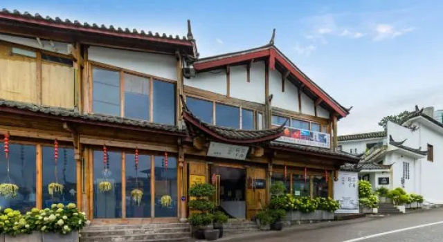 Pomegranate Homestay, Забронировать Отель Отели Лицзян с парковкой, рядом с Улица Сквер-стрит Древнего города Даянь, Парковка