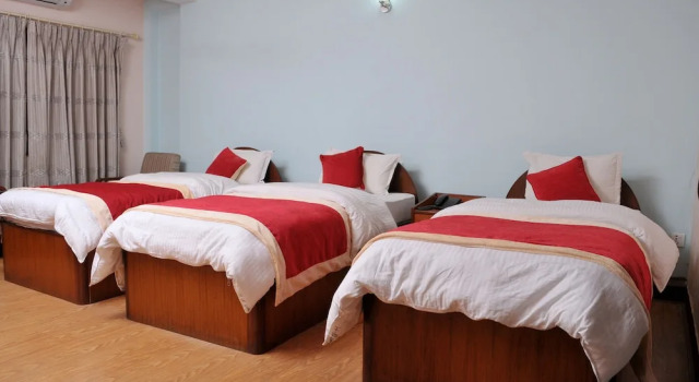 Трёхместный номер Deluxe с 3 комнатами с балконом Hotel Brihaspati Pvt Ltd